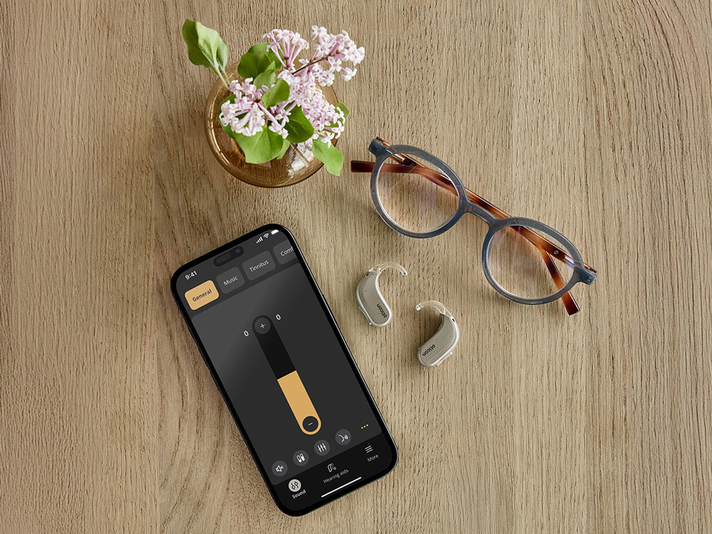 Hörgerät oticon im Größenvergleich