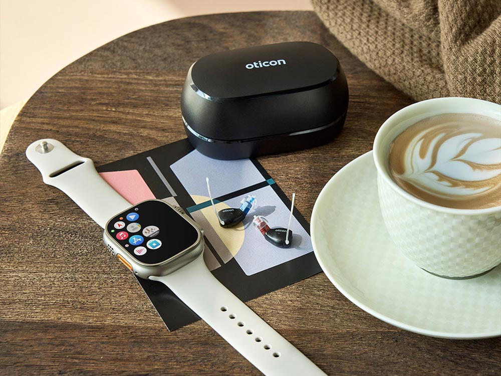 Hörgerät oticon im Größenvergleich